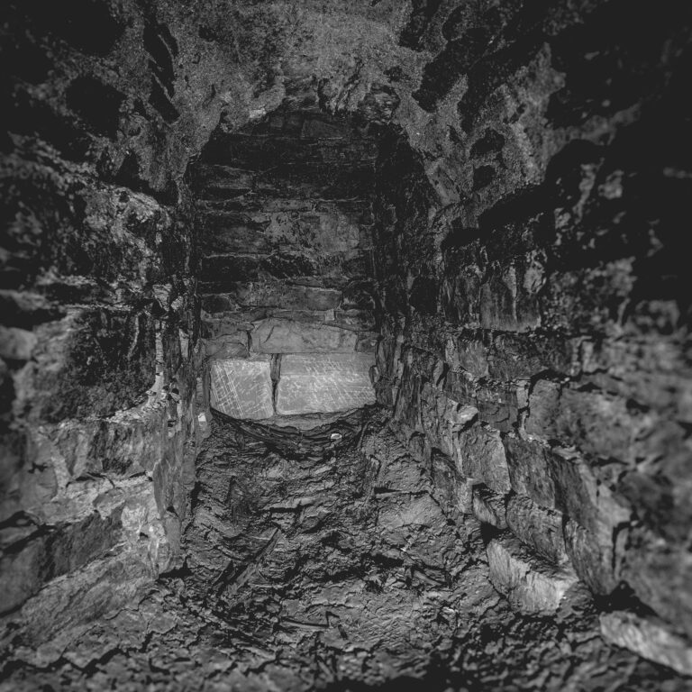 Unterirdischer Hohlraum unter der Pfaffendorfer Brücke in Koblenz, dokumentiert während der Bauarbeiten im Rahmen einer fotografischen Baustellenbegleitung