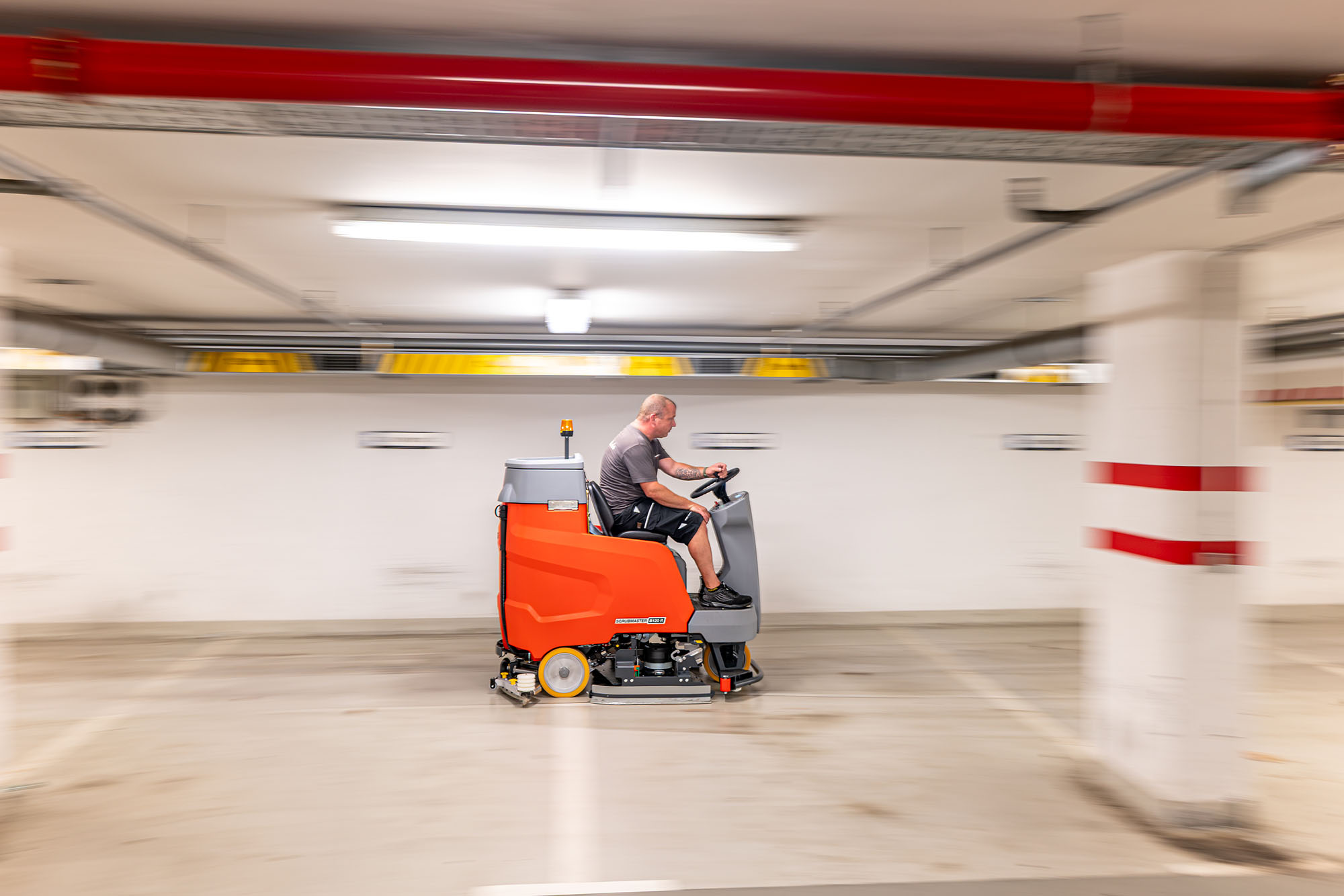 Mitarbeiter der Dienstleistungen Albert Weil GmbH reinigt die Tiefgarage der Kreissparkasse Limburg mit einer Scheuersaugmaschine.