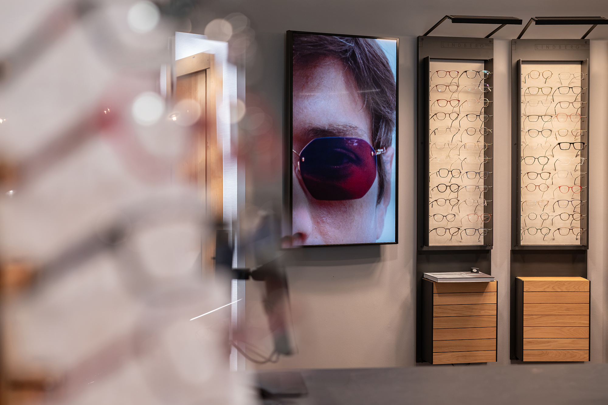 Brillenpräsentation im Verkaufsraum von Optik Wenzel in Limburg