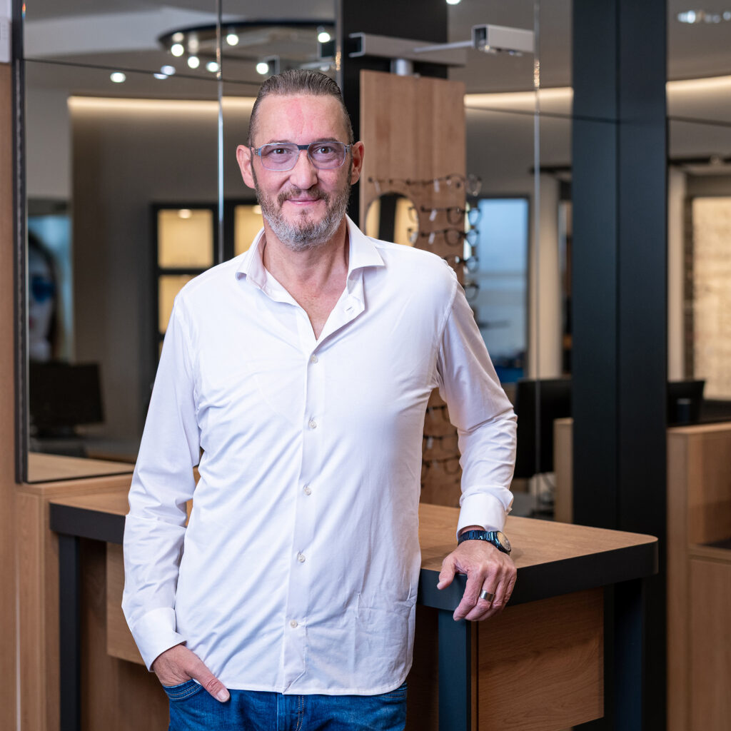 Professionelles Mitarbeiterportrait bei Optik Wenzel in Limburg