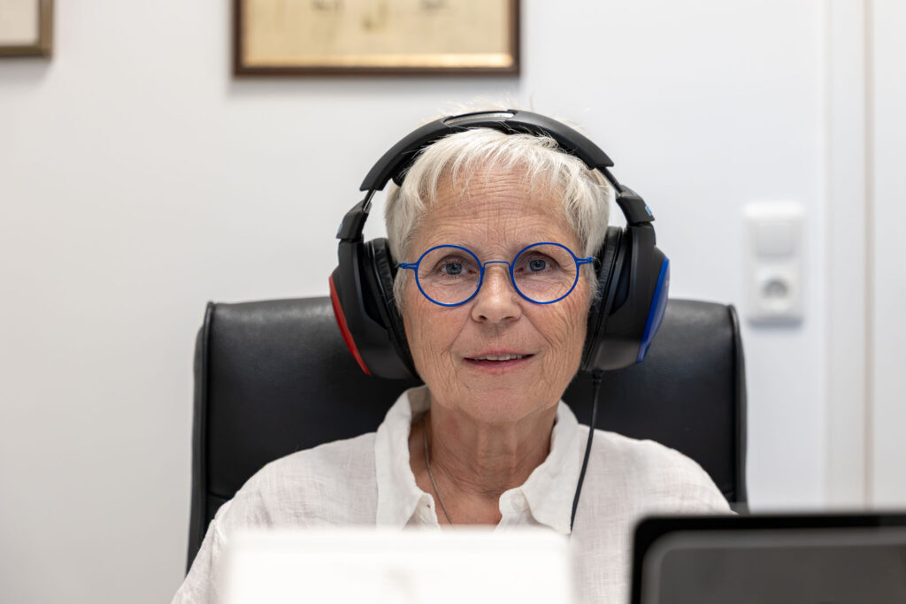 Kundin während eines Hörtests bei Optik Wenzel in Limburg