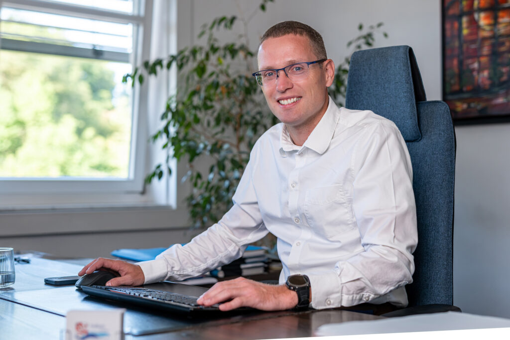 Bürgermeister Benjamin Zabel an seinem Schreibtisch im Rathaus der Gemeinde Selters (Taunus)
