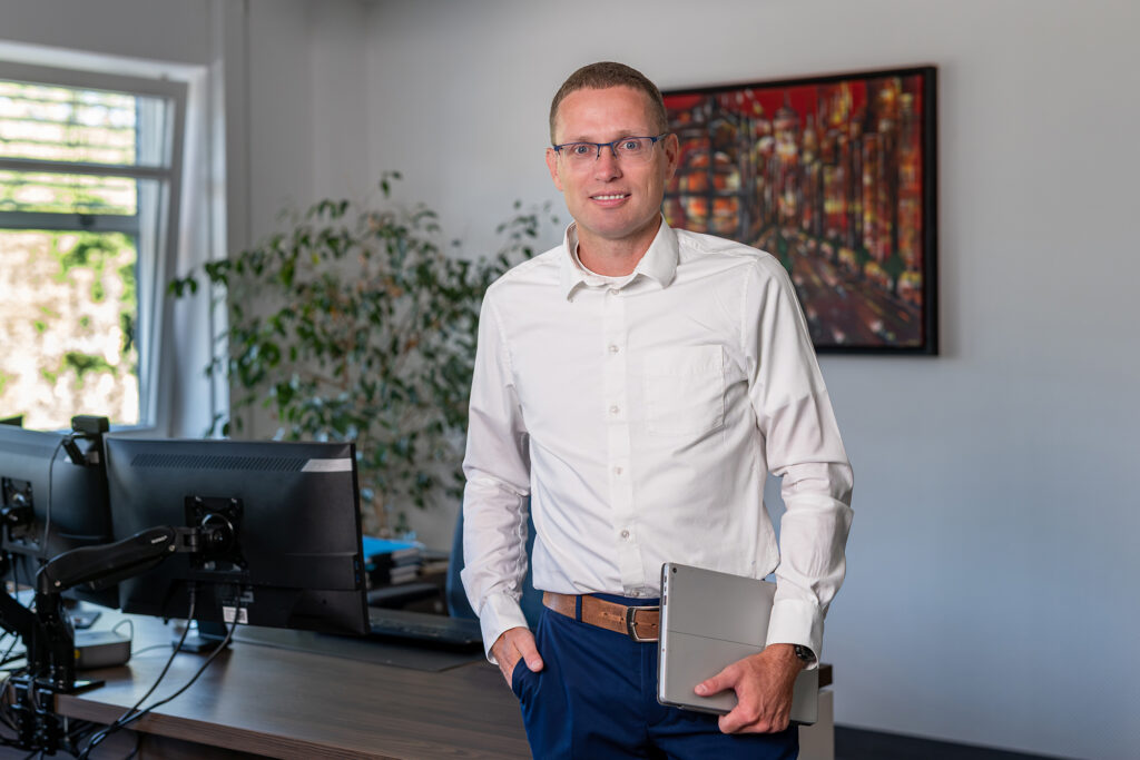 Bürgermeister Benjamin Zabel mit Tablet im Büro des Rathauses Selters (Taunus)