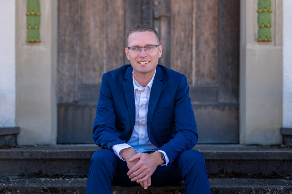 Bürgermeister Benjamin Zabel vor dem Rathaus der Gemeinde Selters (Taunus)