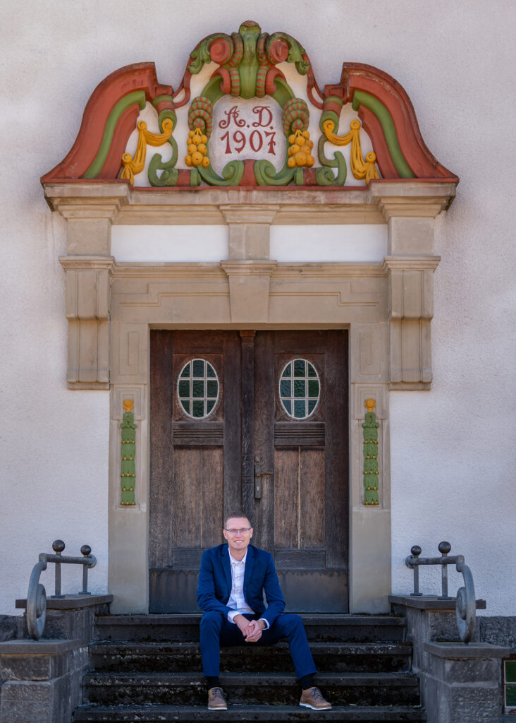 Bürgermeister Benjamin Zabel auf den Stufen vor dem Rathaus der Gemeinde Selters (Taunus)