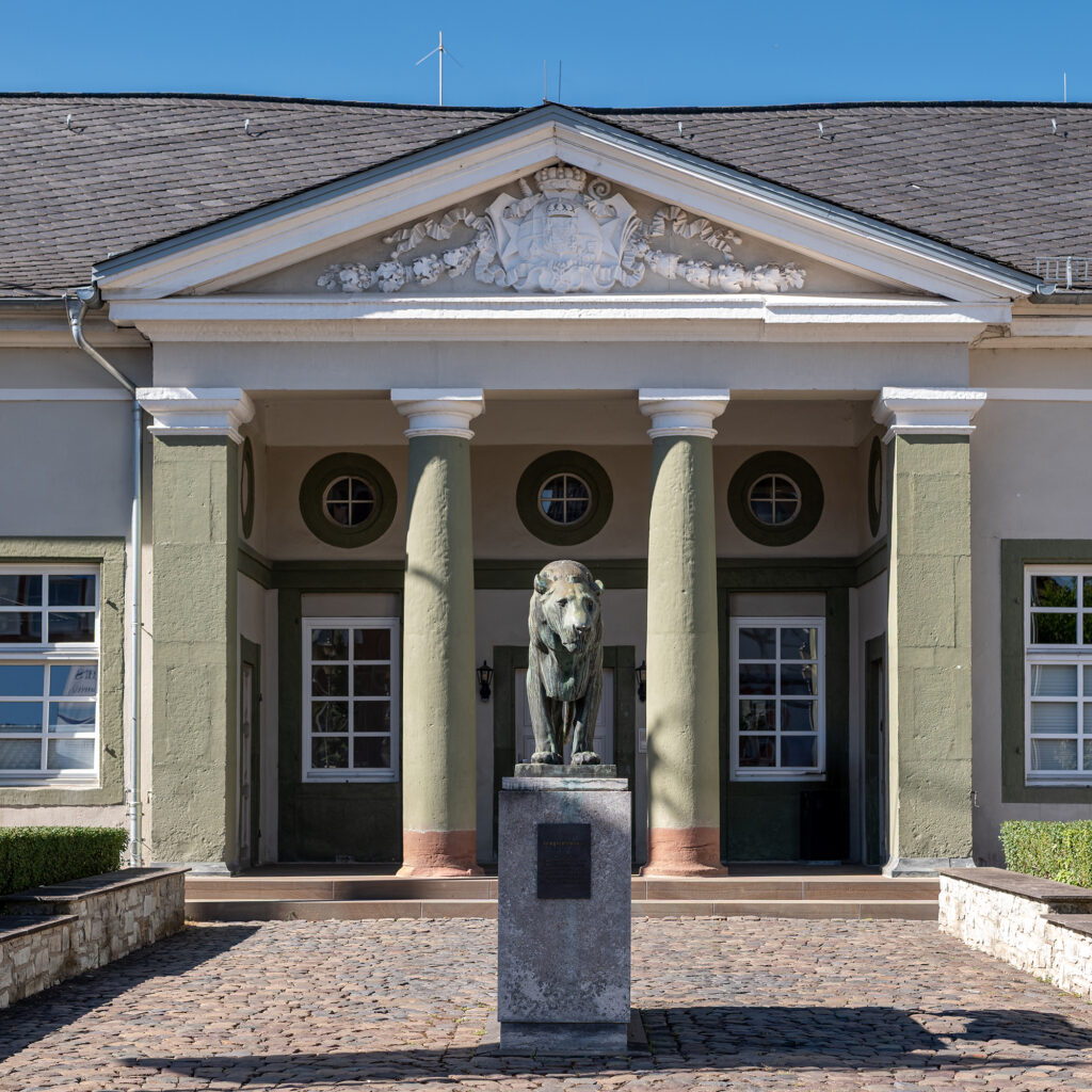 Rathaus der Gemeinde Selters (Taunus) mit Löwendenkmal vor dem Haupteingang