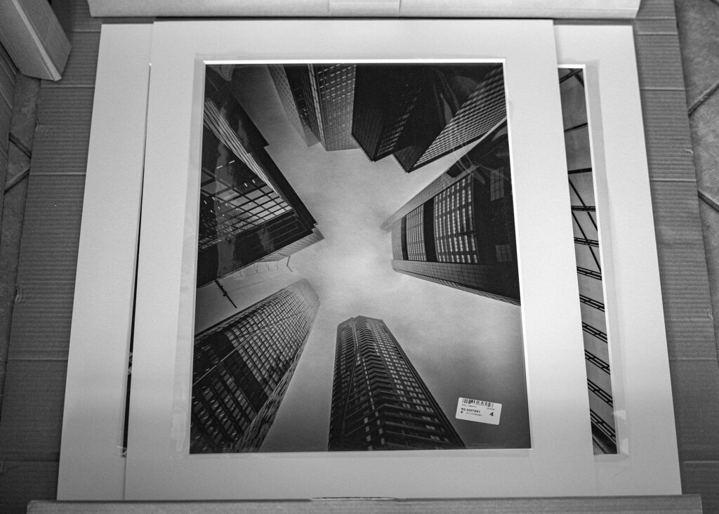 Schwarz-Weiß-Architekturfotografien mit Passepartout vor der Rahmung