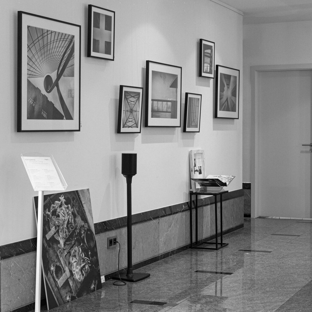 Ausstellungswand mit mehreren gerahmten Schwarz-Weiß-Fotografien von Wagner & Wagner.