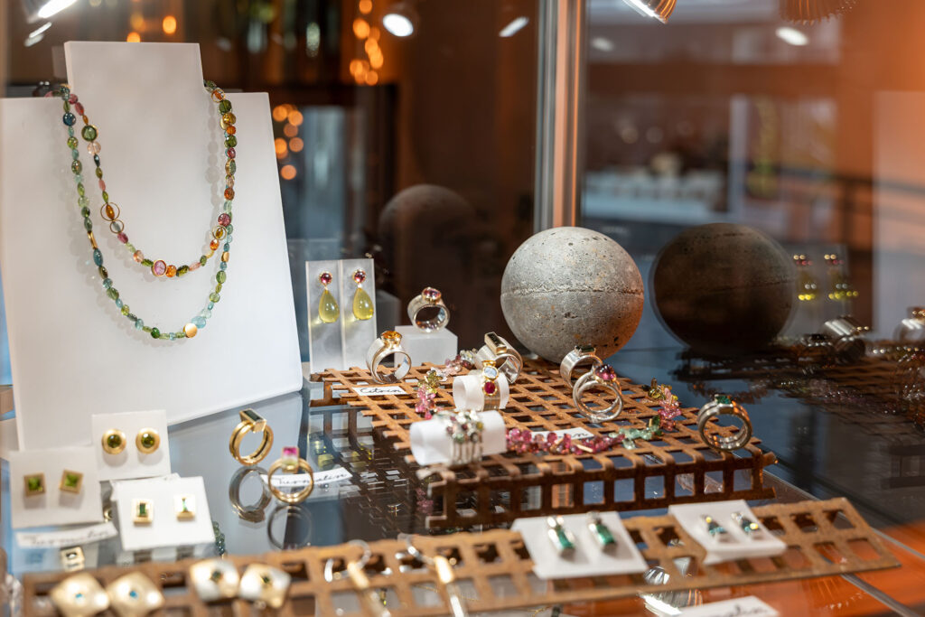 Ketten, Ringe und weitere Schmuckstücke von Heidrun Steiner in einer Vitrine.