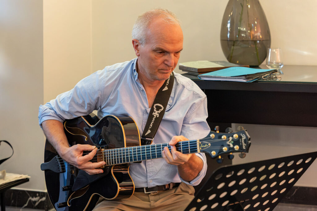 Gitarrist bei der musikalischen Begleitung der Vernissage im Dom Hotel Limburg.