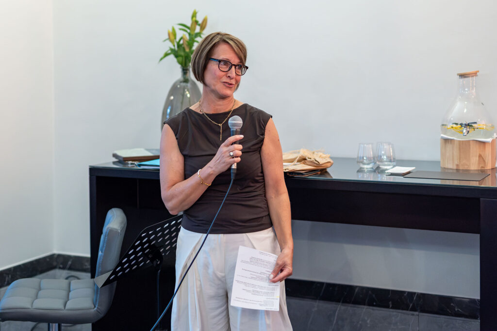 Alexandra Wagner spricht bei der Eröffnung der Ausstellung im Dom Hotel Limburg.