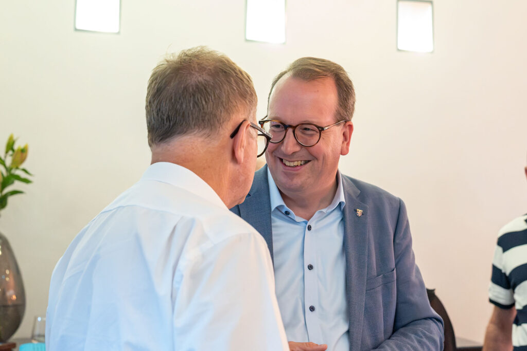 Christian Wendel im Gespräch mit einem Gast bei der Vernissage im Dom Hotel Limburg.