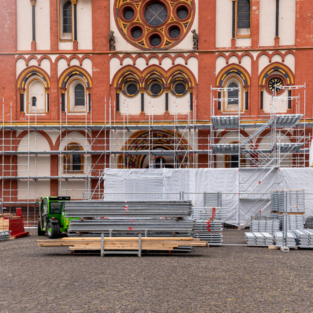 Gerüst und Baumaterial vor der Westfassade des Limburger Doms während der Sanierung 2026