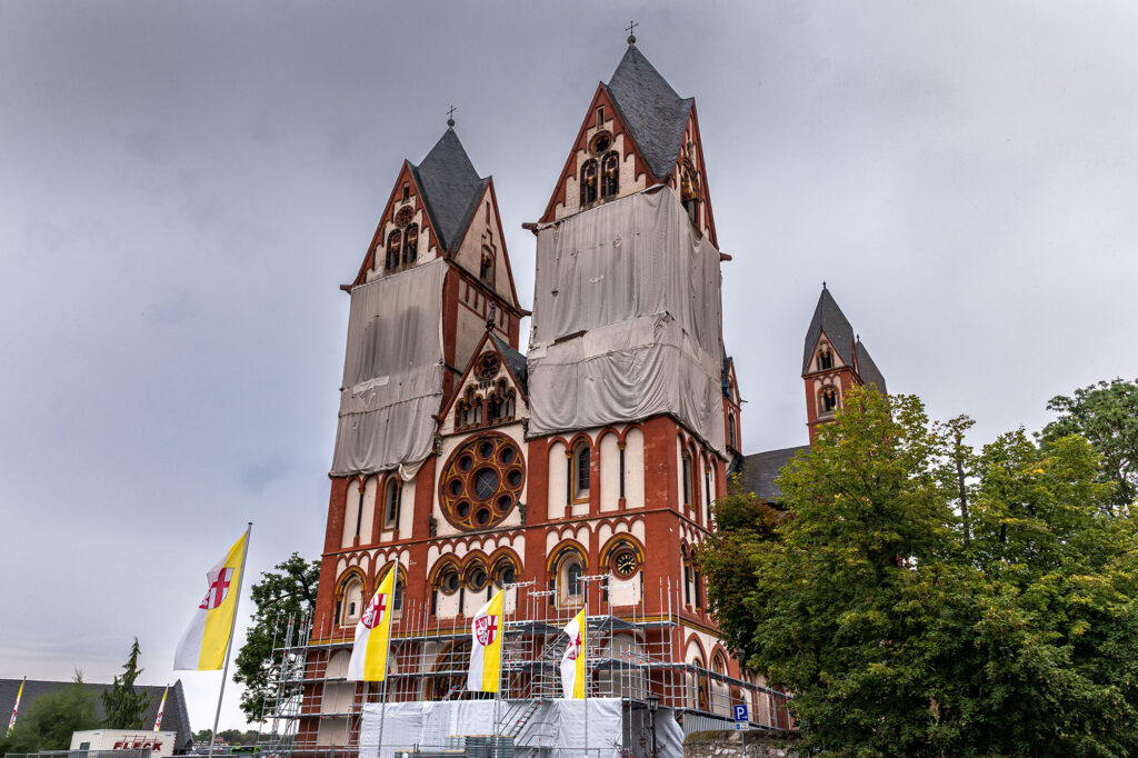 Der Limburger Dom verändert sein vertrautes Gesicht. Die große Sanierung hat begonnen und wird das Wahrzeichen über Jahre begleiten. Für uns ein Anlass, den Wandel fotografisch festzuhalten – und gleichzeitig in unser umfangreiches Archiv zurückzublicken.