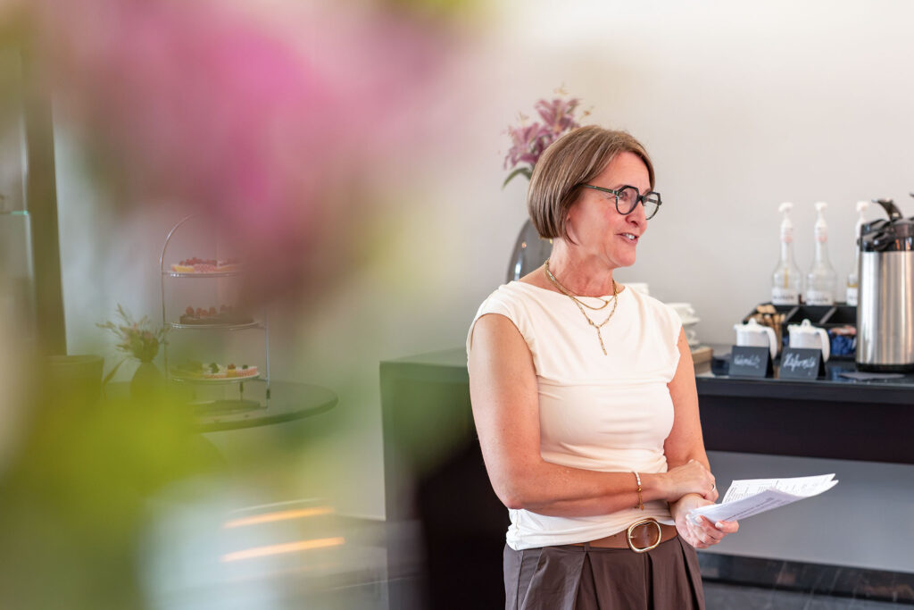 Alexandra Wagner bei der Begrüßung der Gäste zur Finissage im Dom Hotel Limburg.