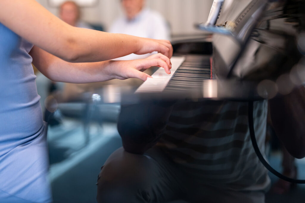 Hände der Pianistin beim Klavierspiel während der Finissage im Dom Hotel Limburg.