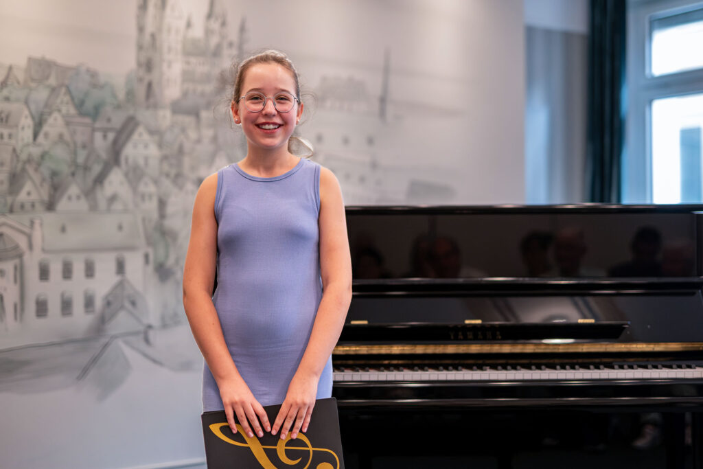 Pianistin Greta vor dem Klavier bei der Finissage der Ausstellung im Dom Hotel Limburg.
