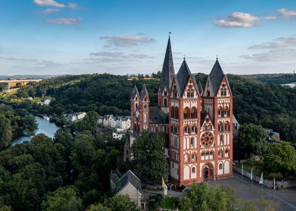 Luftaufnahme des Limburger Doms vor der Sanierung oberhalb der Lahn