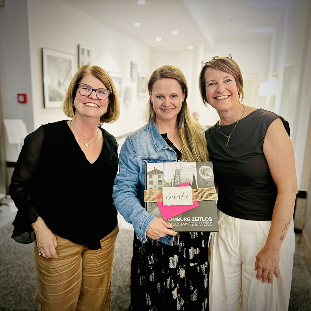 Nicole Jost mit Alexandra und Heidrun Wagner bei der Übergabe des Bildbands „Limburg zeitlos in Schwarz & Weiß“.