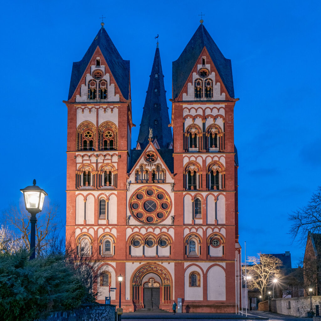 Beleuchteter Limburger Dom in der blauen Stunde vor der Sanierung