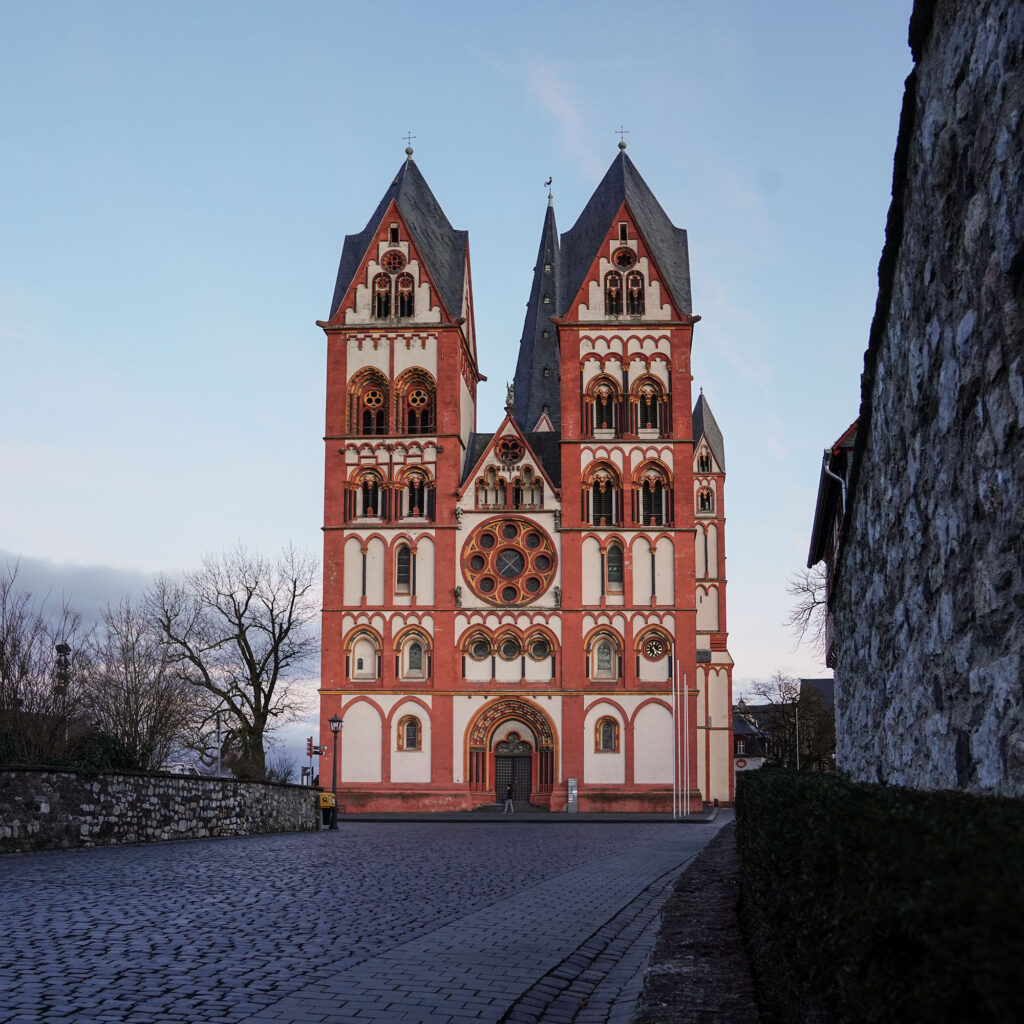 Limburger Dom mit unverhüllter Westfassade vor der Sanierung