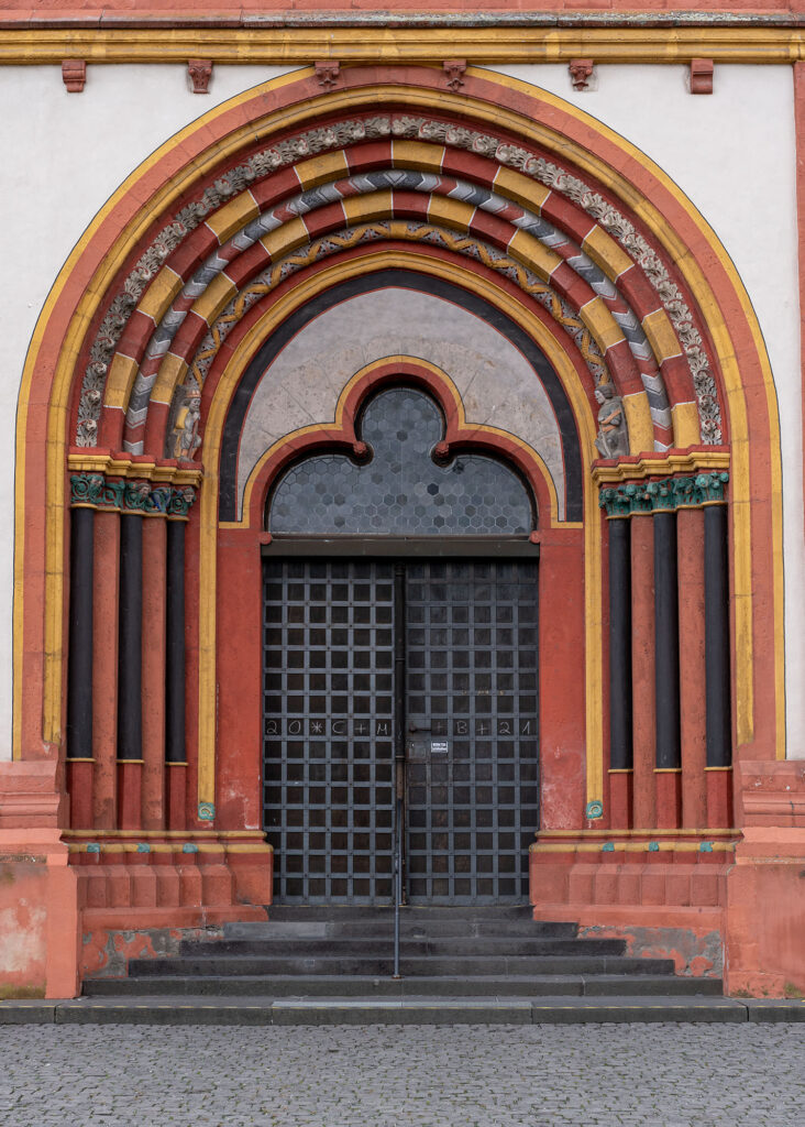 Hauptportal des Limburger Doms mit farbig gefassten Bögen vor der Sanierung