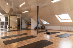 Heller Trainingsraum der Physiotherapie Preuß & Schießler mit Gymnastikmatten und Trainingsgeräten