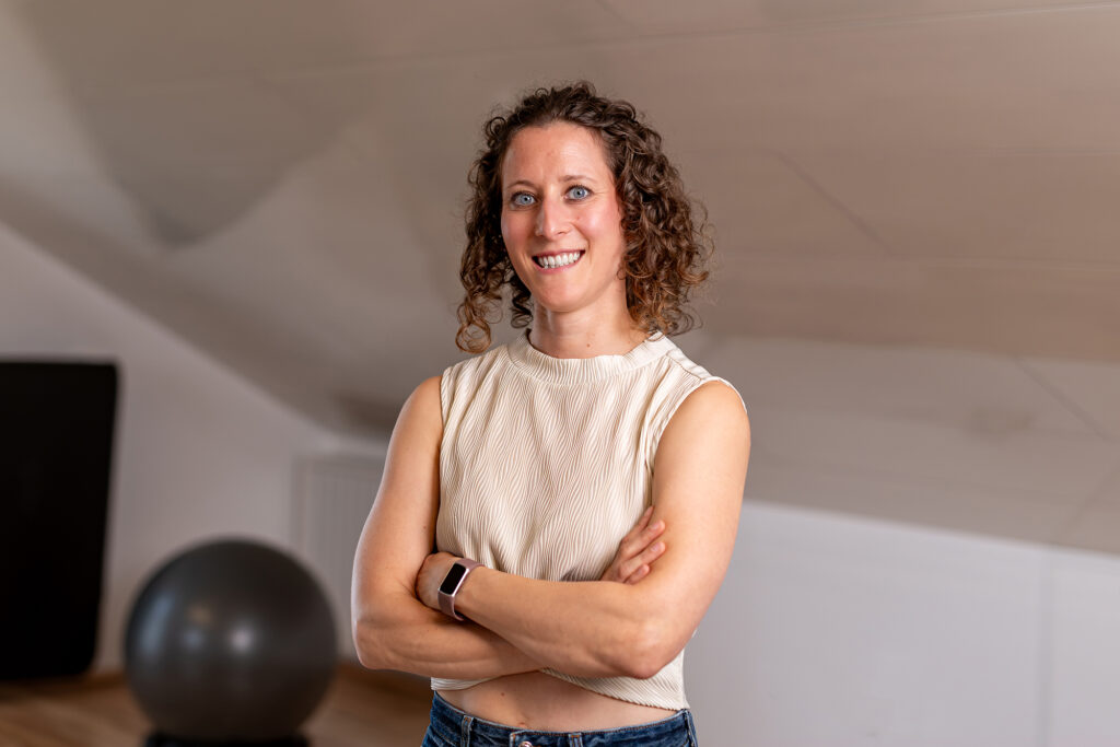 Porträt von Lena Schießler in den Räumen der Physiotherapie Preuß & Schießler