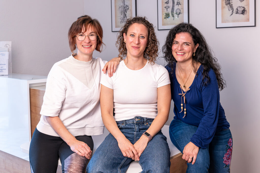 Drei Frauen aus dem Team der Physiotherapie Preuß & Schießler in den Praxisräumen in Waldems-Esch