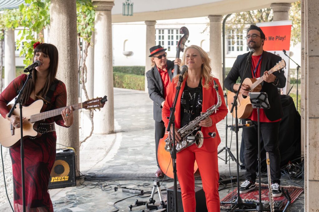Livemusik mit Gitarre, Kontrabass und Saxophon beim Empfang