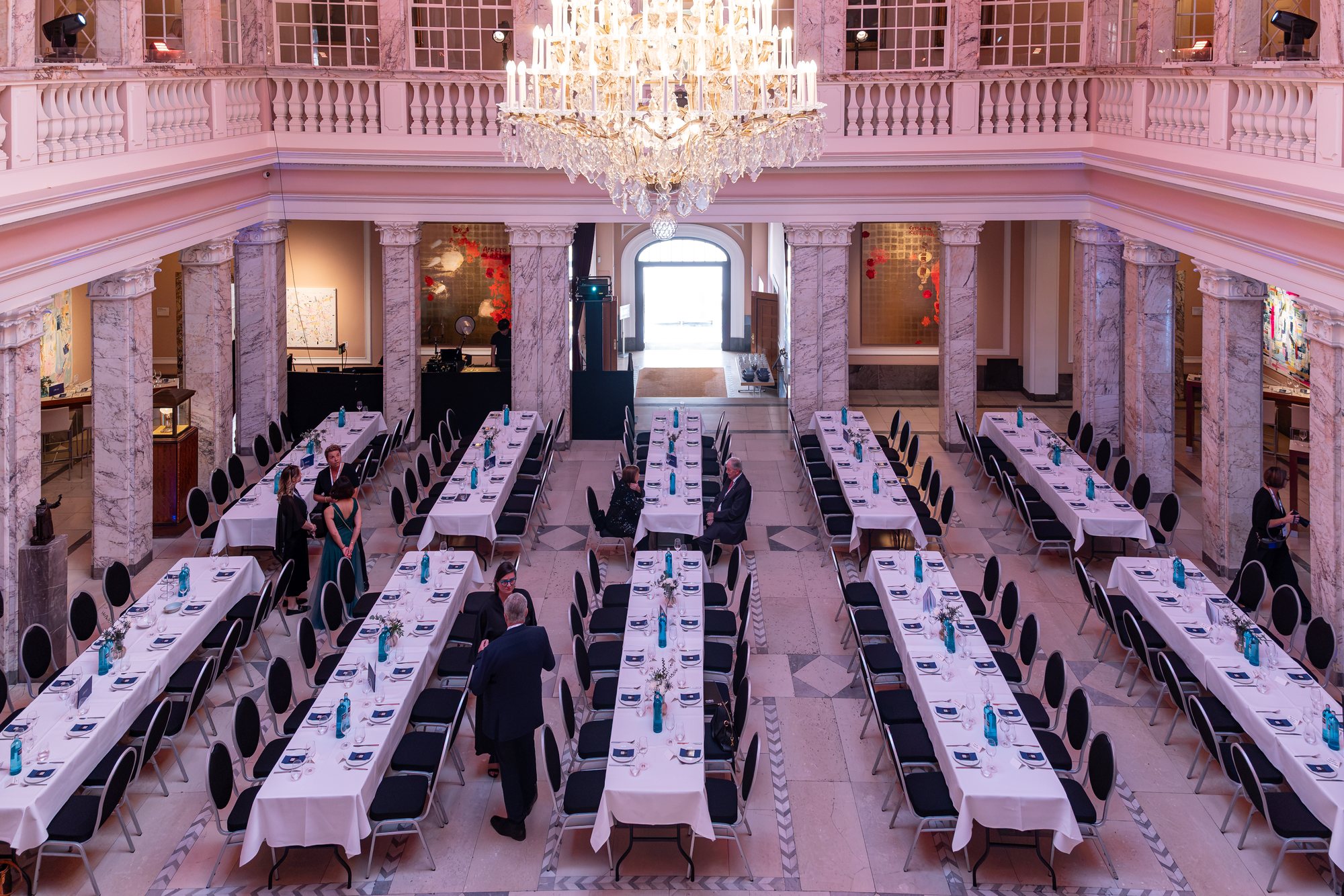 Festlich gedeckte Tafeln im Marmorsaal von Schloss Henkell