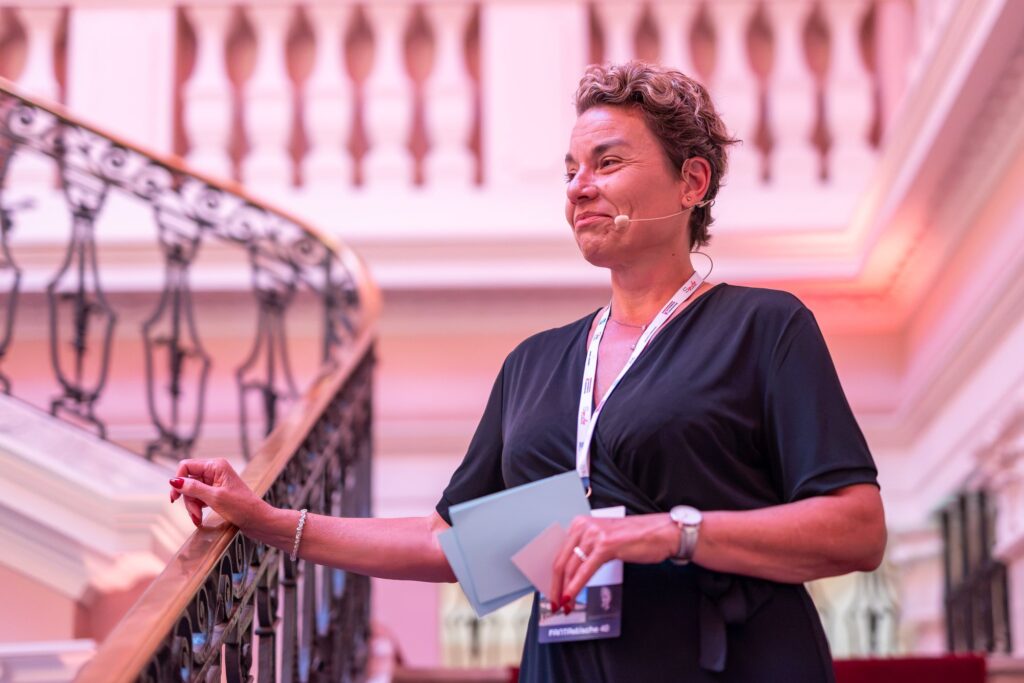 Moderatorin Conny Bächstädt auf der Treppe im Festsaal