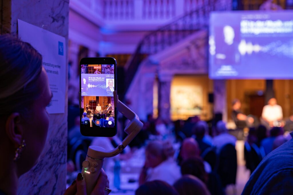 Publikum verfolgt den Talk im Festsaal