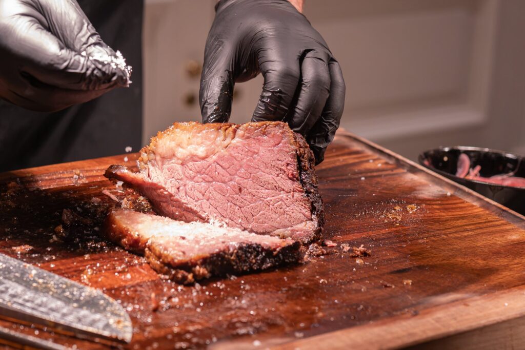 Koch schneidet einen Braten am Buffet