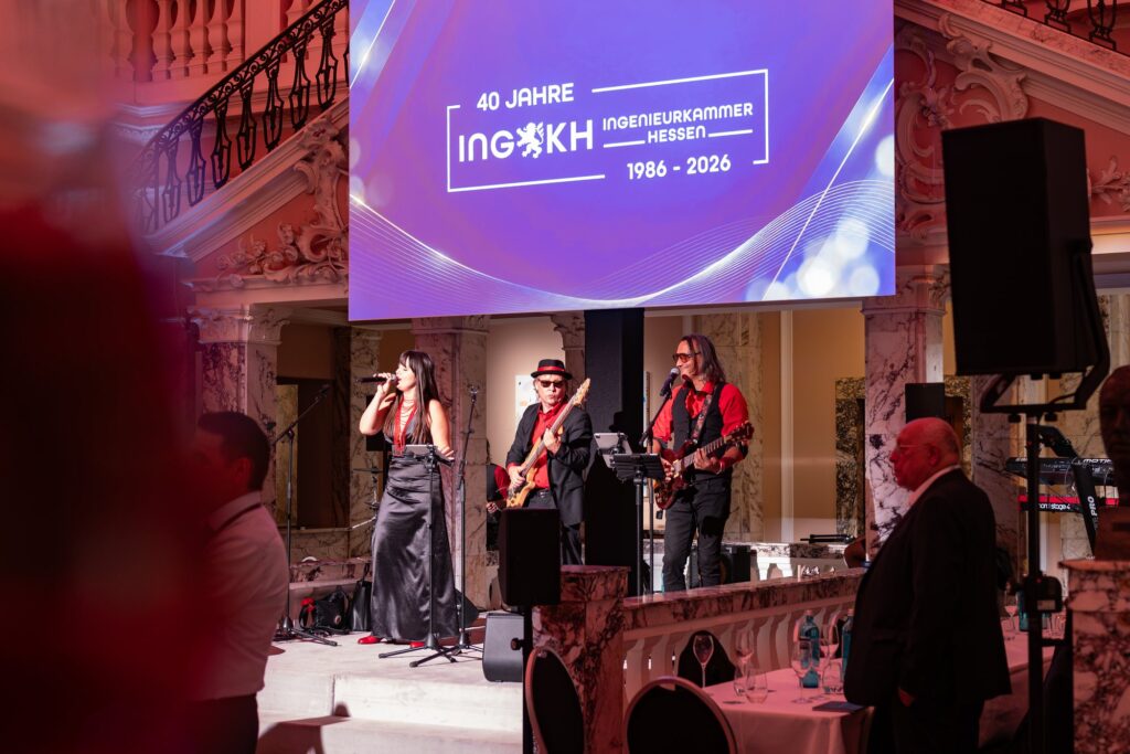 Sängerin und Gitarrist der Band bei der Livemusik am Abend