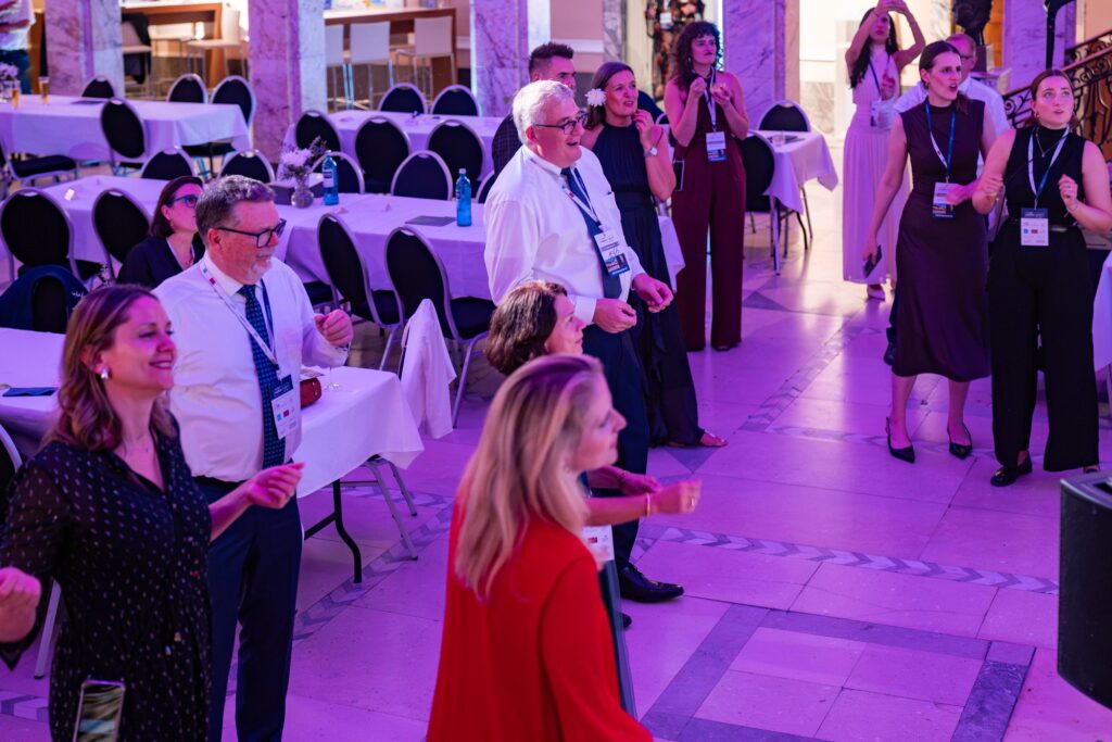 Gäste tanzen im Festsaal