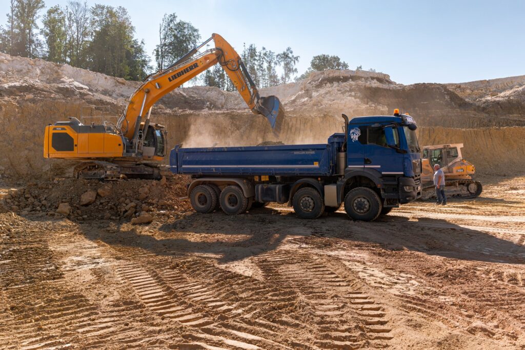 Bagger belädt einen Lkw in der Tongrube Meudt