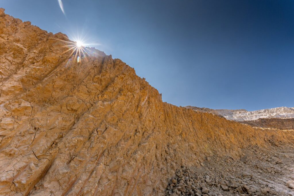 Tonwand im Gegenlicht der Sonne