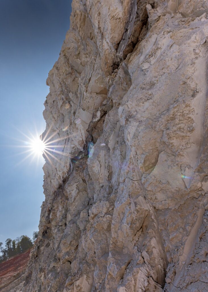 Hohe Tonwand im Hochformat mit Sonnenstern