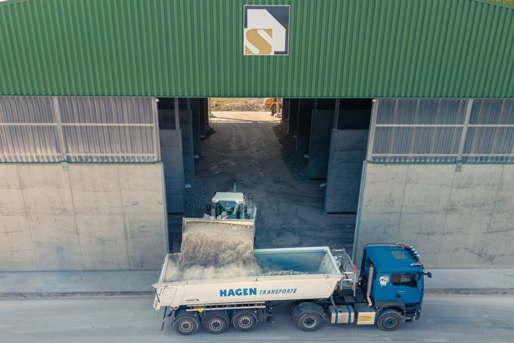 Lkw wird an der Lagerhalle beladen
