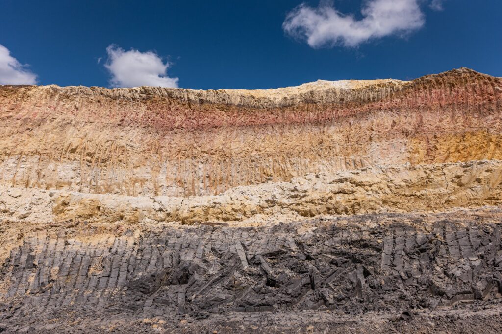 Tonschichten aus der Nähe unter blauem Himmel