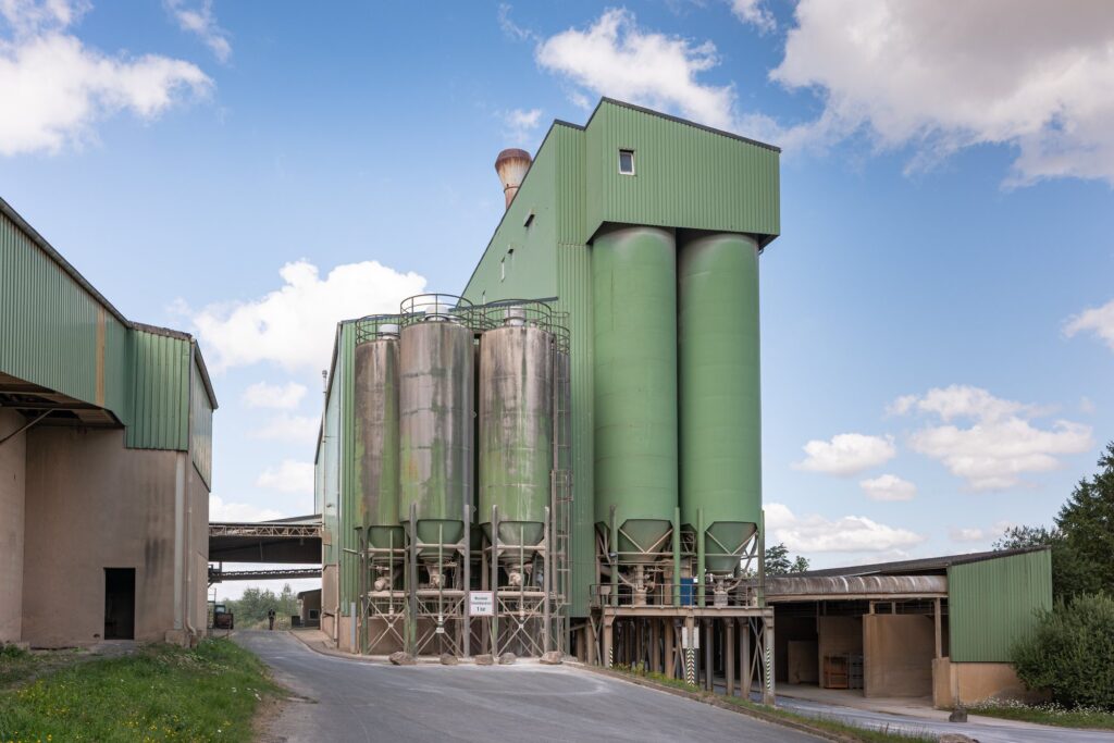 Grüne Silos am Werk