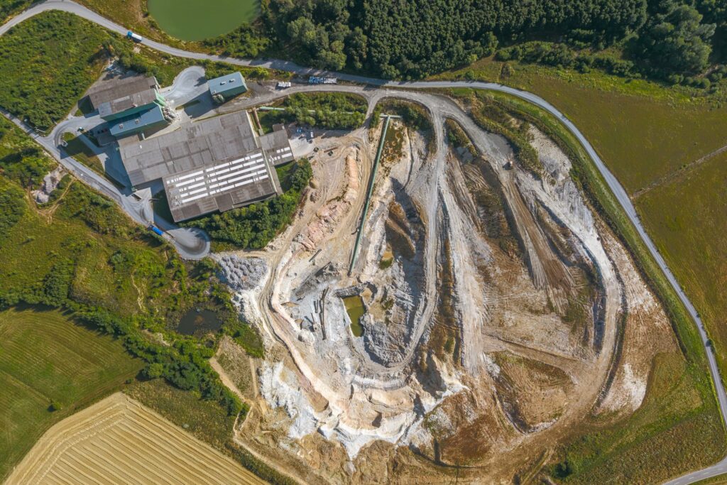 Luftbild der Tongrube Sedan