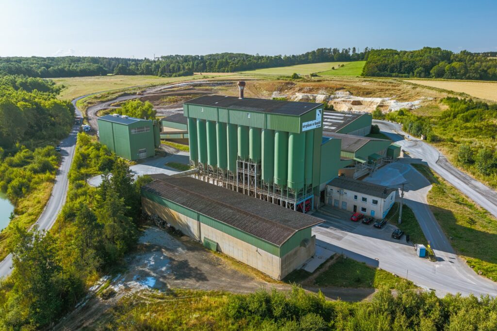 Luftbild des Werks mit Silos
