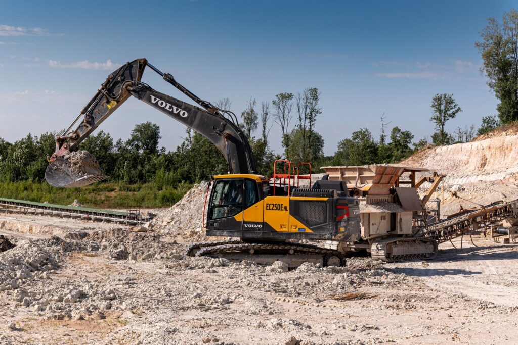 Bagger arbeitet am Brecher in der Tongrube Wimpsfeld