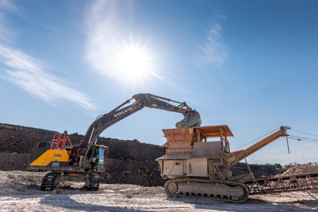 Bagger und Brecher im Gegenlicht der Sonne