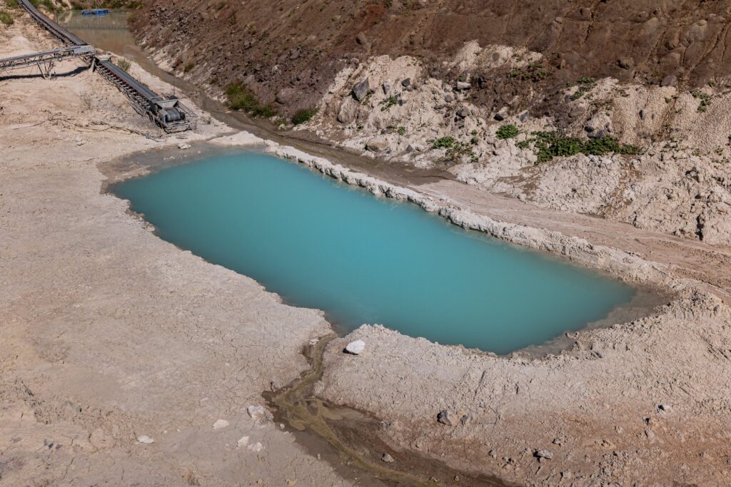 Türkisfarbener Teich in der Tongrube