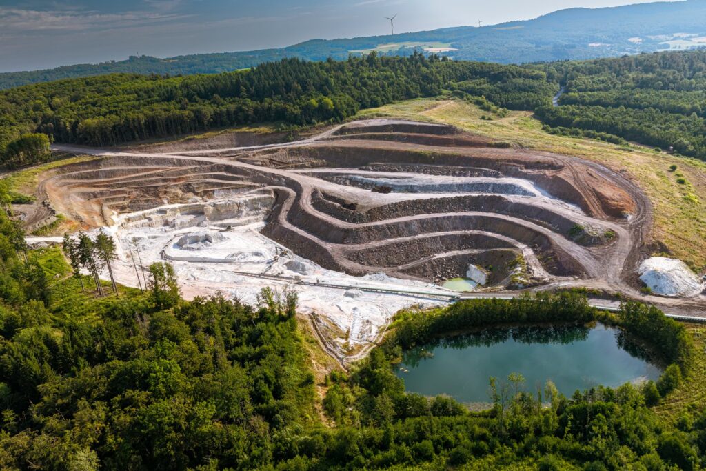 Luftbild der Abbauterrassen mit See in der Tongrube Wimpsfeld