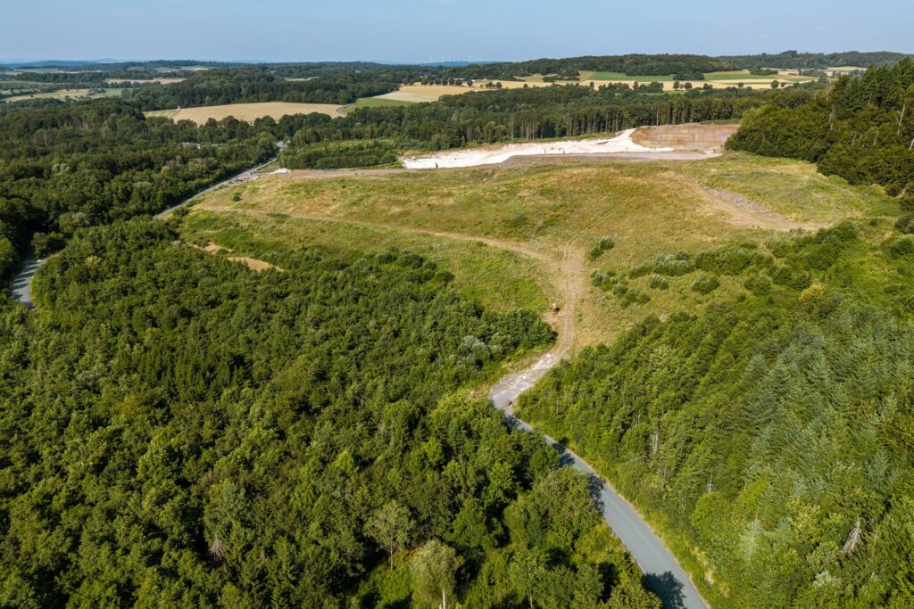 Luftbild einer Wiese mit Wegen am Rand der Grube
