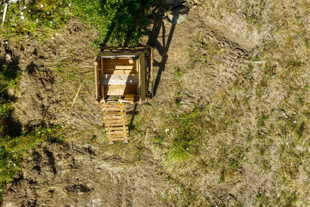 Hochsitz aus der Vogelperspektive zwischen Bäumen